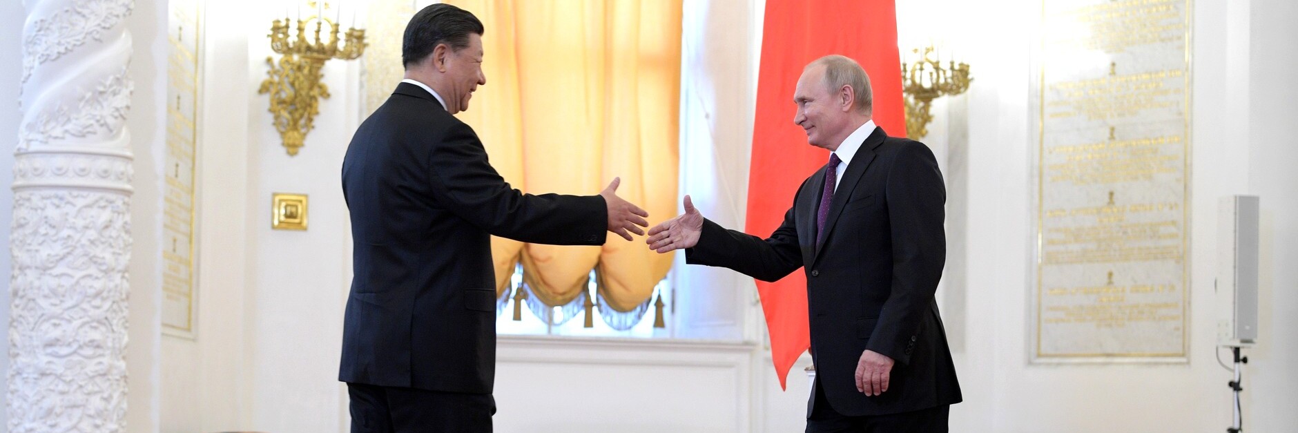 El presidente Xi Jinping estrecha la mano de Vladimir Putin